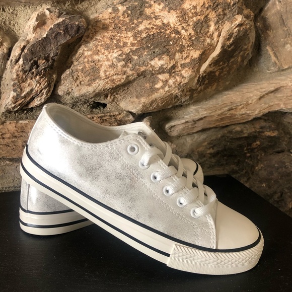 New White Low Top Platform Sneakers – Women’s Size 7 - Picture 2 of 5